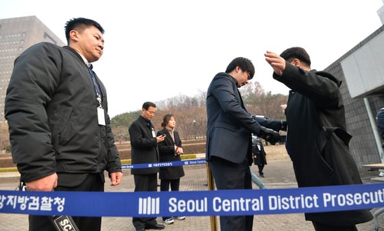 ‘국정농단’ 의혹 정점에 있는 박근혜 전 대통령의 검찰 소환일인 21일 오전 서울 서초구 서울중앙지검에서 취재진들이 검색대를 통과하고 있다./ 사진=뉴스1