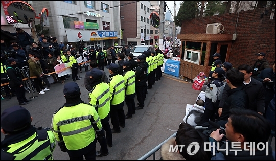 박근혜 전 대통령의 검찰 소환 조사를 앞둔 21일 오전 서울 삼성동 박 전 대통령 사저앞에 경찰이 경비를 서고 있다./사진=임성균 기자