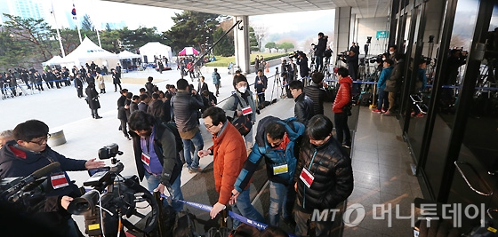 [사진]박 전 대통령 소환 앞두고 분주한 취재진