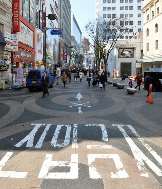 서울 중구 명동거리에 관광객이 없어 한산한 모습을 보이고 있다.  중국 당국이 사드(THAAD·고고도미사일방어체계) 배치 보복 조치로 지난 15일부터 한국행 여행상품의 전면 판매 금지령을 내리자 국내 관광·유통 업계에 비상이 걸렸다./뉴스1