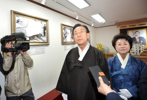  김관용 자유한국당 대선후보가 20일 오전 경북 구미  박정희 전 대통령 생가를 방문해 헌화한 뒤 박 전 대통령 사진을 관람하고 있다.고향이 구미인 김 후보는 22년전 처음 구미시장에 출마 할 때도 박 전 대통령 생가를 찾아  출마의지와 각오를 다졌다./사진=뉴스1