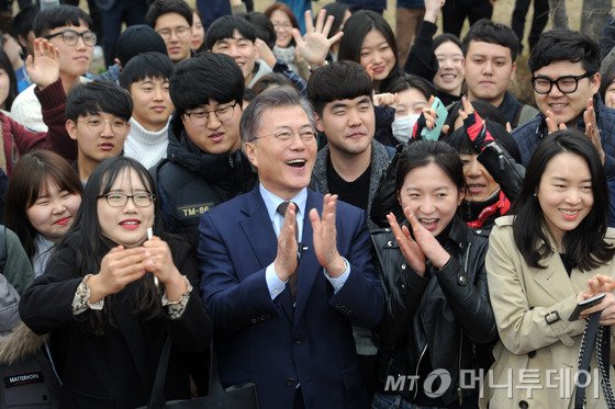  문재인 더불어민주당 대선주자가 20일 오후 광주 북구 용봉동 전남대학교 후문 광장에서 학생들과 함께 경선 홍보 영상을 찍고 있다. 2017.3.20/뉴스1  