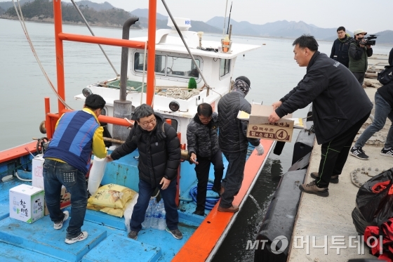  해양수산부가 세월호 시험인양 착수를 결정한 22일 오전 세월호 참사 유족 등이 동거차도로 향하기 위해 배에 물건을 싣고 있다. 2017.3.22/뉴스1  