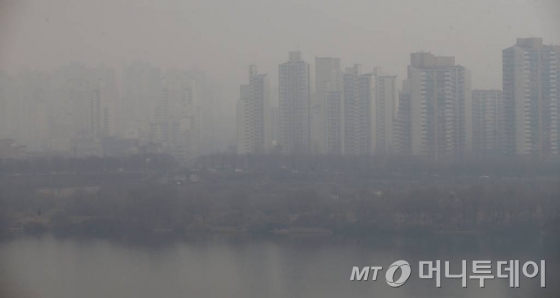 중국발 스모그의 유입으로 전국에 미세먼지 '나쁨' 수준을 보이는 2일 오전 서울 광진구 워커힐호텔에서 바라본 하늘이 뿌옇게 흐려져 있다.