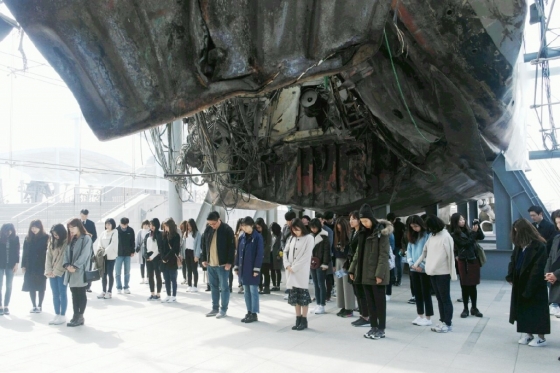 22일 평택해군2함대 천안함 안보현자을 방문한 관세청 신규채용자 203명이 희생장병들에 대한 묵념을 하고 있다./사진=관세청