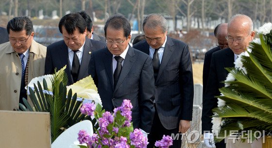  자유한국당 대선후보인 홍준표 경남도지사가 제2회 서해 수호의날을 하루 앞둔 23일 오후 국립대전현충원을 방문해 천안함 46용사 묘역에서 참배를 하고 있다/사진=뉴스1