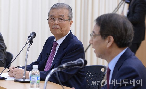 운찬 동반성장연구소 이사장이 28일 오전 여의도 이룸센터에서 열린 긴급토론 '한국경제의 길을 묻다-김종인이 묻고 정운찬, 유승민이 답한다'에 참석해 토론을 하고 있다. 특히 '경제민주화'로 대표되는 김종인 의원과 '경제정의'를 내세우는 유승민 의원, '동반성장'을 강조하는 정운찬 이사장이 이번 토론회를 계기로 경제 정책과 관련한 공감대를 형성해 대선을 앞두고 새로운 형식의 정치 연대가 형성될 수 있다는 관측도 나오고 있다. 2017.2.28/뉴스1 <저작권자 © 뉴스1코리아, 무단전재 및 재배포 금지>