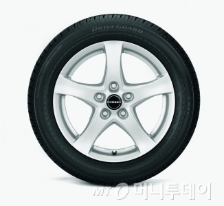 대중화되는 '런플랫 타이어'…고속도로 사고 방지 - 머니투데이 대중화되는 '런플랫 타이어'…고속도로 사고 방지 - 머니투데이