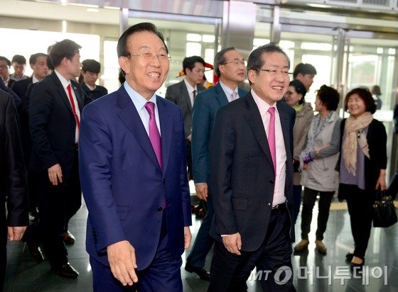  홍준표 자유한국당 대선후보가 14일 경북도청을 방문해 김관용경북도지사와 함께 환담을 나누며 걷고 있다.2017.4.14/뉴스1  