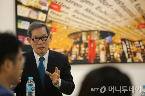 김언호 한길사 대표가 24일 서울 중구 순화동 인문예술공간 '순화동천'(巡和洞天)에서 프리뷰 행사에서 공간 구성을 설명하고 있다. /사진=한길사