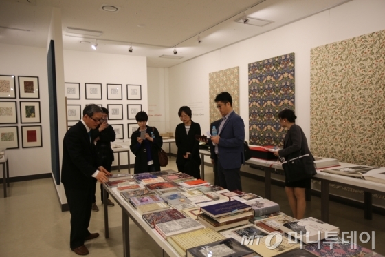 '순화동천' 개관 기념 프로그램으로 19세기 영국 예술가 윌리엄 모리와 프랑스 삽화가 귀스타브 도레의 책 예술전과 19세기 프랑스 풍자화가 4인전 등이 진행 중이다. /사진=한길사