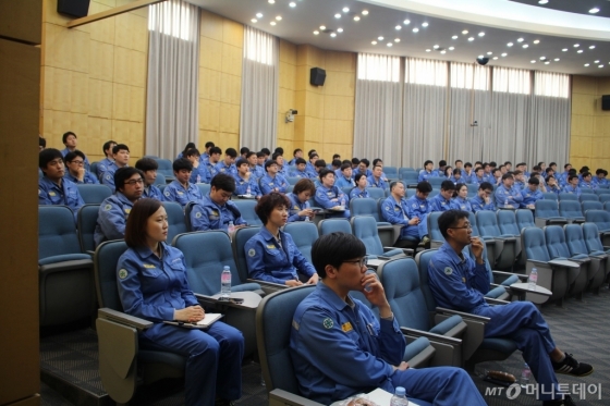 (사진설명)포스코 포항제철소는 최근 11개 부서, 180여명의 엔지니어로 구성된 기술연구회를 출범하고 4월부터 오는 10월까지 매주 화요일 한 차례 통합 학습활동을 추진키로 했다/사진제공=포스코 