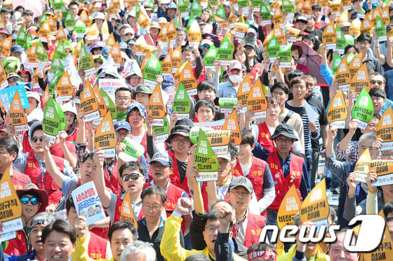 근로자의 날인 1일 서울 종로구 대학로에서 열린 '세계 노동절 기념대회'에서 참석자들이 구호를 외치고 있다. /사진=뉴스1