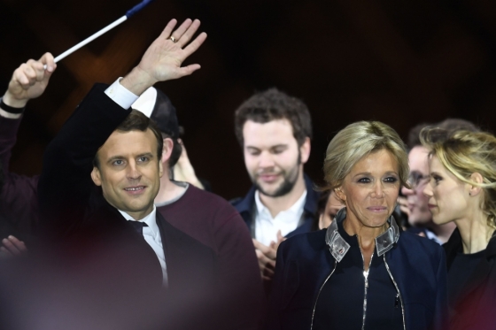 프랑스 대통령선거 결선투표에서 압승해 최연소 대통령으로 당선된 중도신당 앙마르슈의 에마뉘엘 마크롱(39)과 그의 아내 브리지트 트로뉴(63). /AFPBBNews=뉴스1