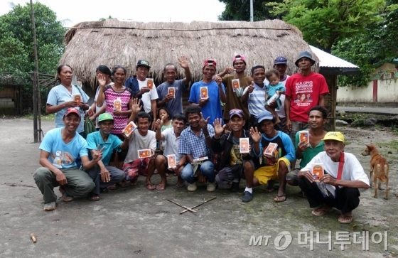 AFN은 전기 시설이 부족해 어려움을 겪고 있는  아에타 마을 주민들을 돕기 위해 태양열 랜턴을 선물했다./사진제공=AFN