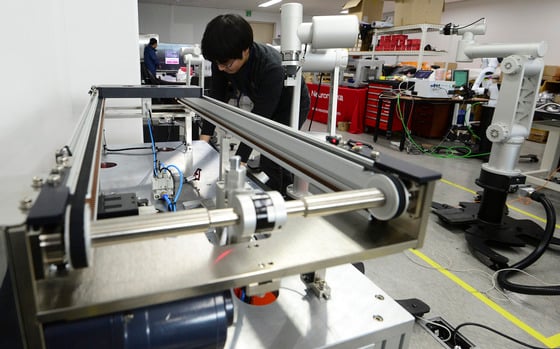 서울 성동구 성수IT종합센터 내 로봇기반 IoT기업 뉴로메카에서 한 직원이 사람과 함께 일할 수 있는 산업용 로봇을 조작하고 있다./사진=뉴스1
