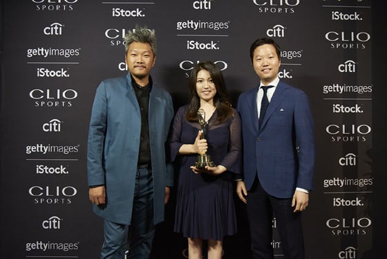 노스페이스가 지난 16일(현지 시간) 미국 뉴욕에서 열린 '2017 클리오 스포츠 광고제'에서 국내 최초로 대상 수상을 비롯해, 이벤트/체험 부문 금상과 옥외광고 부문 동상 등 3관왕의 영예를 안았다. (왼쪽부터) 이날 시상식에 참석한 김영기 스페이스몬스터콘텐츠 대표, 성가은 영원아웃도어 상무, 박현우 이노레드 대표가 대상 수상 후 기념 촬영을 하고 있다./사진제공=영원아웃도어
