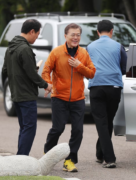 문재인 대통령이 당선 후 첫 주말인 13일 오전 대선 당시 '마크맨'을 담당했던 기자들과의 북악산 산행을 위해 도착하고 있다. (청와대 제공)2017.5.13/뉴스1<br />
<br />
&lt;저작권자 &amp;copy; 뉴스1코리아, 무단전재 및 재배포 금지&gt;