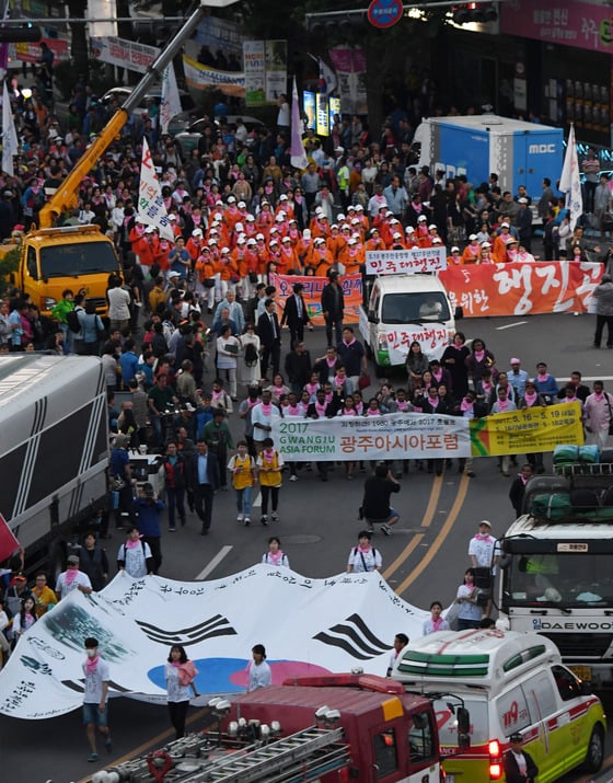 5·18 광주민주화운동 37주년 기념식을 하루 앞둔 17일 광주광역시 동구 금남로에서 5월단체, 유족, 오월풍물단 등 민주대행진단이 행진하고 있다./사진=뉴스1