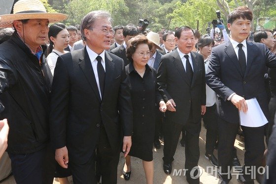  문재인 대통령과 권양숙 여사가 지난해 5월23일 경남 김해시 진영읍 봉하마을에서 열린 고(故) 노무현 전 대통령 서거 7주기 추도식에 참석하고 있다. 2016.5.23/뉴스1  