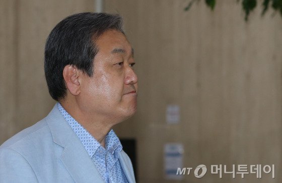  지난 17일 일본으로 출국했던 김무성 바른정당 의원이 23일 서울 김포공항을 통해 입국하고 있다. 2017.5.23/뉴스1  <저작권자 © 뉴스1코리아, 무단전재 및 재배포 금지>