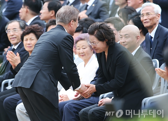 [사진]권양숙 여사 위로하는 문재인 대통령