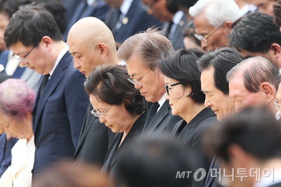 [사진]노무현 서거 8주기 추도식 '묵념하는 문재인 대통령'