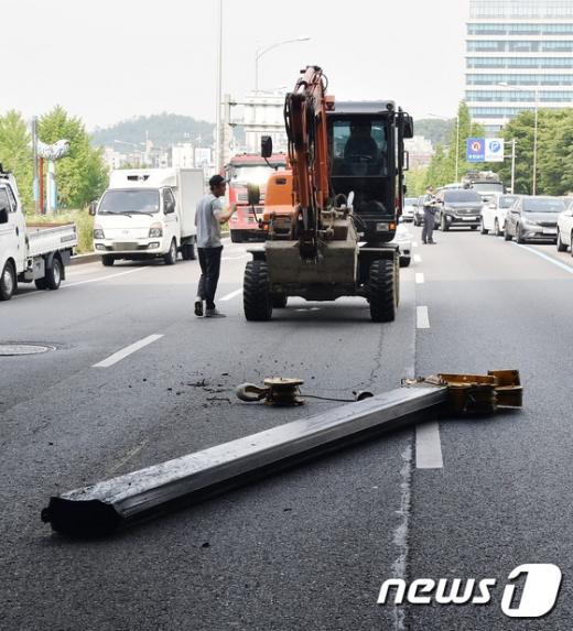 사진]강동구 상일동 상일Ic 고가 아래 교통사고 - 머니투데이