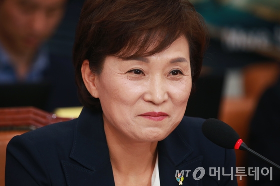 [사진]웃음 참는 김현미 국토부 장관 후보자