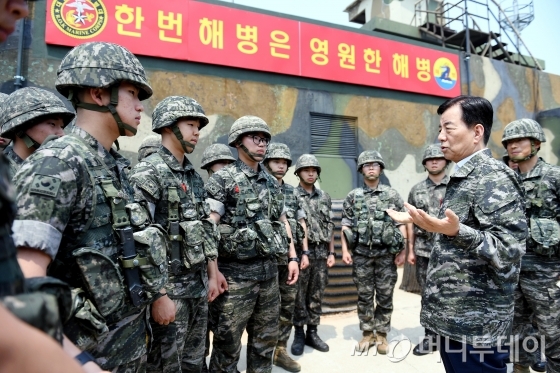 한민구 국방부 장관이 16일 해병대 제2사단을 방문해 군사대비태세 점검 후 장병들을 격려하고 있다. (국방부 제공) 2017.6.16/뉴스1  <저작권자 ⓒ 뉴스1코리아, 무단전재 및 재배포 금지>