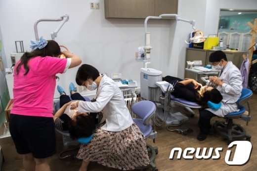 [사진]무료 치과 진료 받는 외국인 근로자들