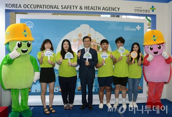 [사진]청소년들과 안전 강조하는 이영순 안전보건공단 이사장