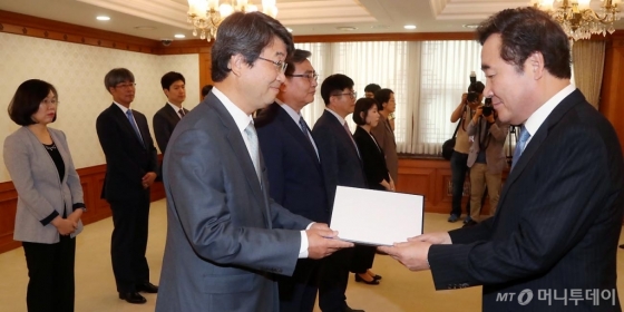 [사진]신고리 5·6호기 공론화위원회 위촉장 전달하는 이낙연 총리