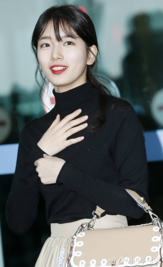 가수 겸 배우 수지가 22일 오후 17F/W 펜디 컬렉션 쇼 참석 차 이탈리아 밀라노로 출국하고 있다.