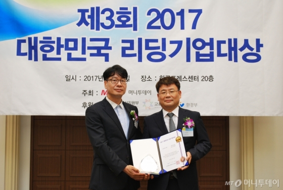 김대현 페이펄유통 대표(오른쪽)가 고객만족대상을 수상하고 김의주 한국능률협회컨설팅 수석컨설턴트와 기념촬영을 하고 있다/사진=중기협력팀 오지훈 기자