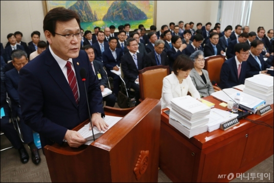 [사진]정무위 출석한 최종구 금융위원장