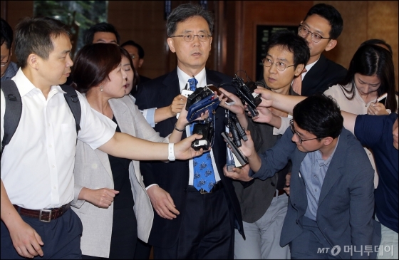 [사진]질문 받는 김현종 통상교섭본부장