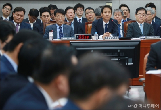 [사진]운영위 출석한 청와대 실무진