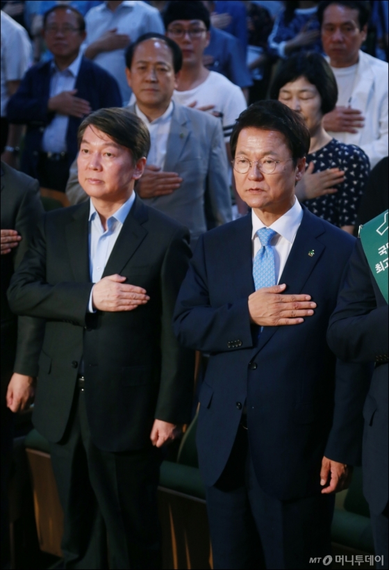 [사진]국민의례하는 천정배-안철수