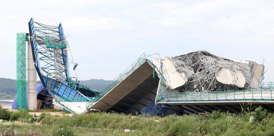  27일 오전 경기도 평택시 팽성읍 신대리 평택호 횡단도로 건설 현장 교각 상판이 무너져 있다.  /사진=뉴스1