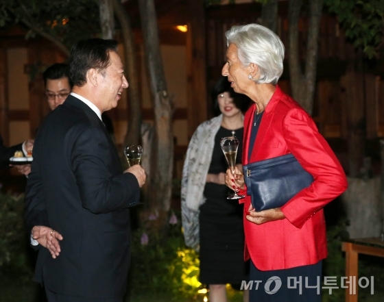 ڿ븸 ѻ ȸ() ũƾ 󰡸(Christine Lagarde) IMF 簡 ȯ ϰ ִ/=ѻ