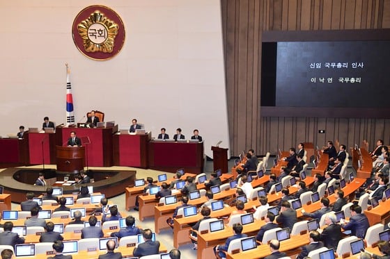  이낙연 국무총리가 12일 서울 여의도 국회에서 열린 본회의에 나와 여야 의원들을 향해 인사말을 하고 있다. 2017.6.12/뉴스1  <저작권자 © 뉴스1코리아, 무단전재 및 재배포 금지>