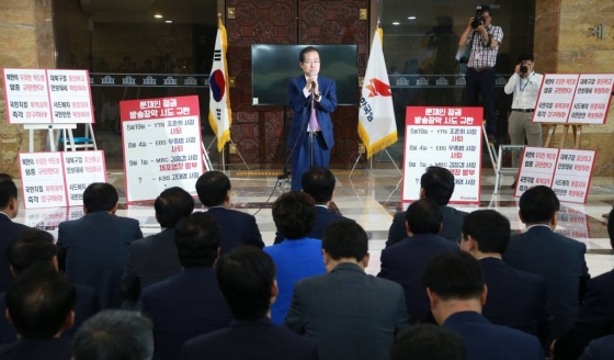 지난 8일 오전 서울 여의도 국회 로텐더홀에서 '보이스 오브 자유한국 릴레이 발언대'가 진행되고 있다. /사진=이동훈 기자