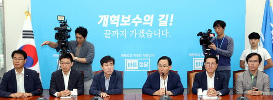  주호영 바른정당 원내대표가 10일 오후 서울 여의도 국회에서 열린 최고위원회의에서 모두발언을 하고 있다. 이날 최고위원회의는 이혜훈 대표의 사퇴 후 당헌당규에 따라 한 달 이내에 전당대회를 열어 대표를 선출하는 것을 논의하기 위해 소집됐다. 2017.9.10/뉴스1  