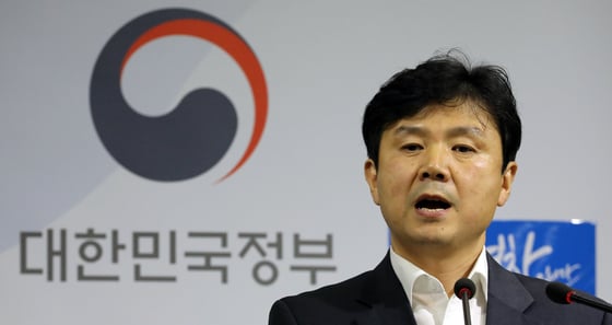  신익현 교육부 지방교육지원국장이 11일 정부세종청사 교육부 브리핑실에서 교육분야 비정규직 개선 방안을 발표하고 있다.   교육부는 지난 7·20 추진계획 중 제외됐던 15시간 미만 근로자 및 55~60세 이상 근로자 등 1만2000여명도 무기계약직 전환대상에 포함됐으며 시도교육청 정규직 전환 심의위원회를 거쳐 무기계약직 전환 여부가 확정될 예정이라고 밝혔다. 2017.9.11/뉴스1  <저작권자 © 뉴스1코리아, 무단전재 및 재배포 금지>