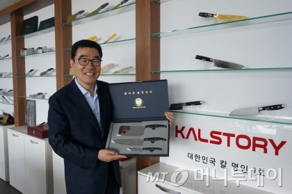 CEO Jung Jae-seo showing an X-Knife product Photo by editor Shin Jae-eun