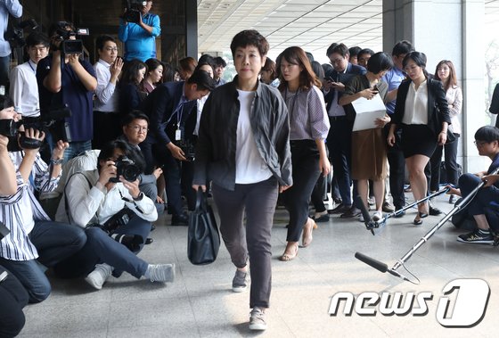 [사진]김미화, 'MB 블랙리스트' 피해자 신분으로 검찰 출석 