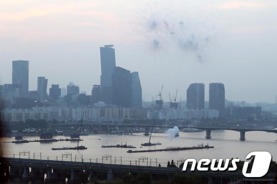 [사진]'2017 여의도 불꽃축제 시작전에 터진 불꽃'