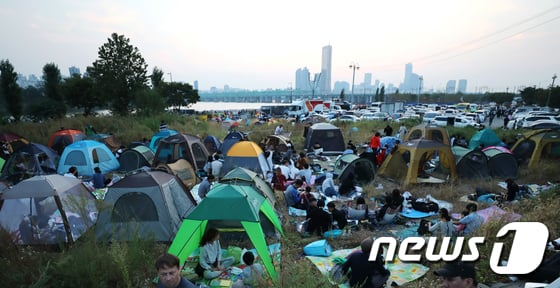 [사진]텐트치고 관람하는 불꽃축제