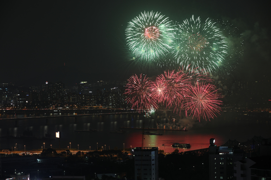  30일 밤 서울 여의도 한강공원 일대에서 열린 서울세계불꽃축제에서 화려한 불꽃들이 밤 하늘을 수놓고 있다. 이번 행사에는 한국과 미국, 이탈리아 팀이 참가해 모두 10만여 발의 불꽃을 쏘아올린다 . /사진=뉴스1